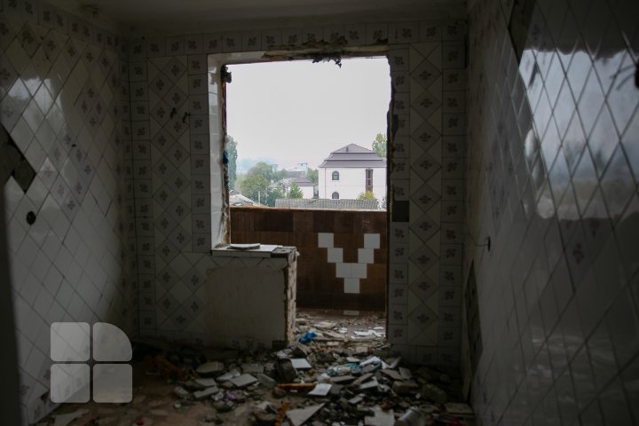 Au început lucrările de demolare a blocului avariat de la Otaci (FOTO/VIDEO)