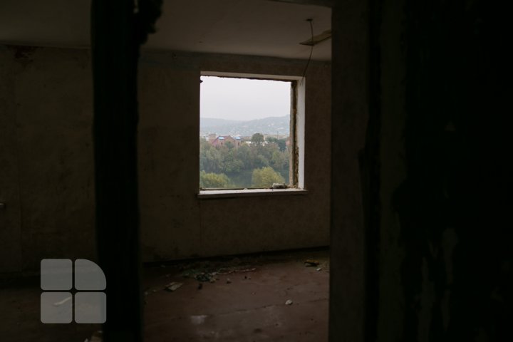 Au început lucrările de demolare a blocului avariat de la Otaci (FOTO/VIDEO)