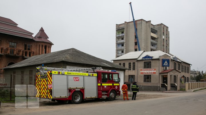 Au început lucrările de demolare a blocului avariat de la Otaci (FOTO/VIDEO)