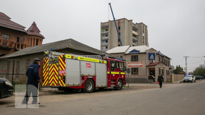 Au început lucrările de demolare a blocului avariat de la Otaci (FOTO/VIDEO)