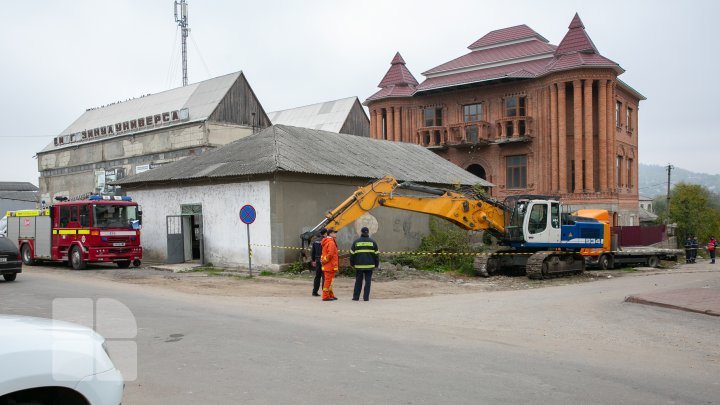 Au început lucrările de demolare a blocului avariat de la Otaci (FOTO/VIDEO)