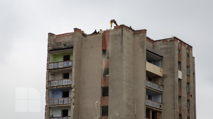 Au început lucrările de demolare a blocului avariat de la Otaci (FOTO/VIDEO)