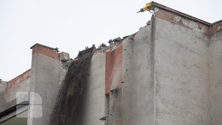 Au început lucrările de demolare a blocului avariat de la Otaci (FOTO/VIDEO)