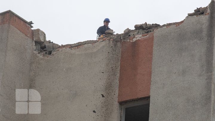 Au început lucrările de demolare a blocului avariat de la Otaci (FOTO/VIDEO)