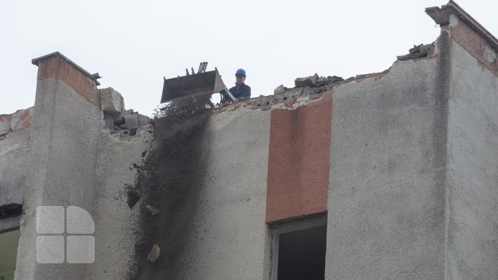 Au început lucrările de demolare a blocului avariat de la Otaci (FOTO/VIDEO)