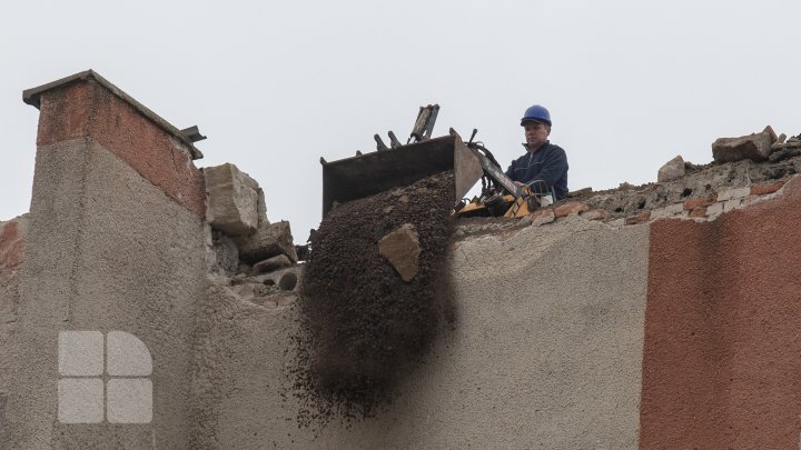 Au început lucrările de demolare a blocului avariat de la Otaci (FOTO/VIDEO)