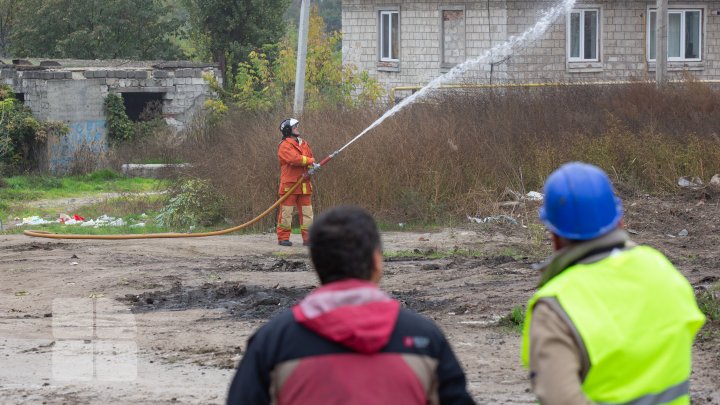 Au început lucrările de demolare a blocului avariat de la Otaci (FOTO/VIDEO)