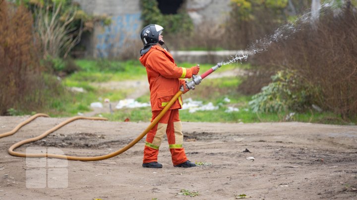 Au început lucrările de demolare a blocului avariat de la Otaci (FOTO/VIDEO)