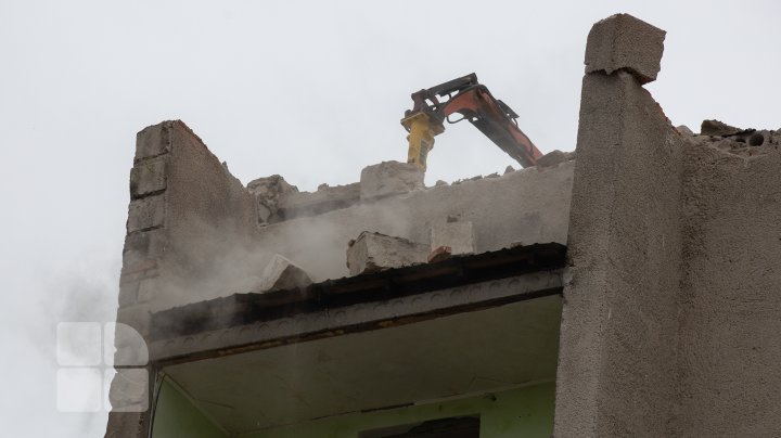 Au început lucrările de demolare a blocului avariat de la Otaci (FOTO/VIDEO)