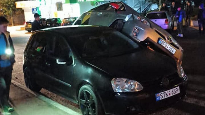 ACCIDENT ca în filmele de acțiune pe o stradă din Capitală. Un taxi s-a cățărat pe un automobil (FOTO)