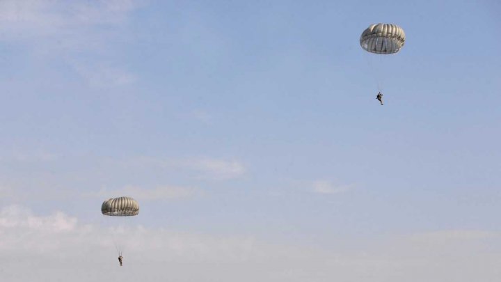 Militarii Armatei Naţionale au executat salturi cu paraşuta (IMAGINI CARE ÎŢI TAIE RESPIRAŢIA)