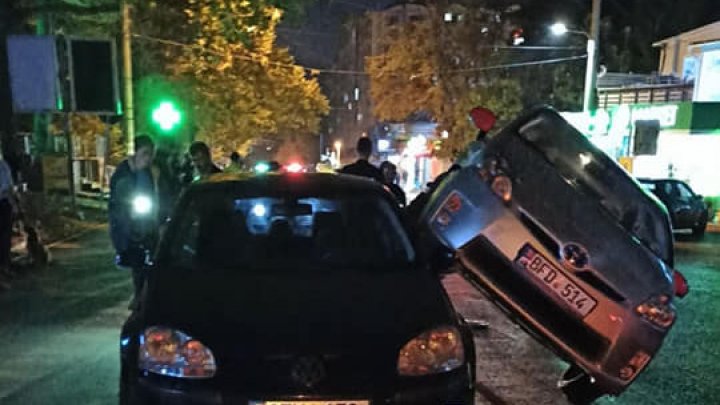 ACCIDENT ca în filmele de acțiune pe o stradă din Capitală. Un taxi s-a cățărat pe un automobil (FOTO)