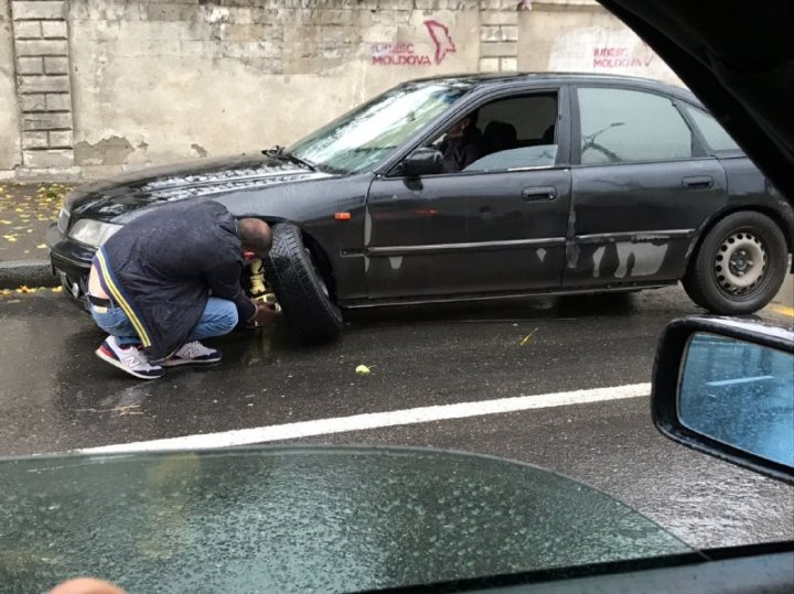 Ghinion pentru un şofer. A rămas fără o roată la maşină din cauza unei gropi de pe strada Ismail 