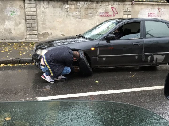 Ghinion pentru un şofer. A rămas fără o roată la maşină din cauza unei gropi de pe strada Ismail 