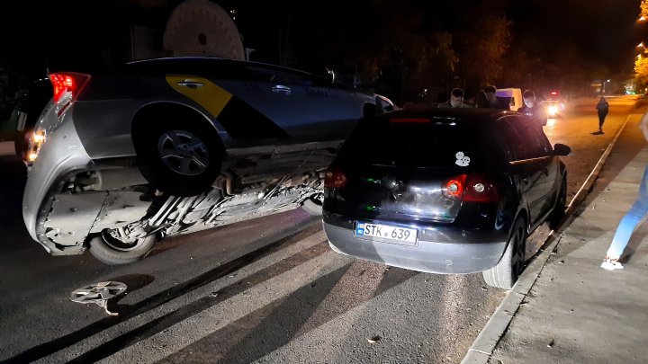 ACCIDENT ca în filmele de acțiune pe o stradă din Capitală. Un taxi s-a cățărat pe un automobil (FOTO)