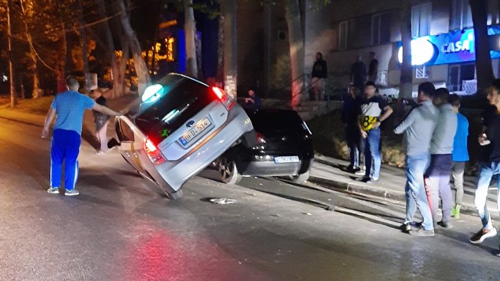 ACCIDENT ca în filmele de acțiune pe o stradă din Capitală. Un taxi s-a cățărat pe un automobil (FOTO)