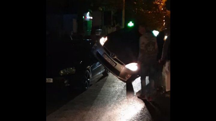 ACCIDENT ca în filmele de acțiune pe o stradă din Capitală. Un taxi s-a cățărat pe un automobil (FOTO)