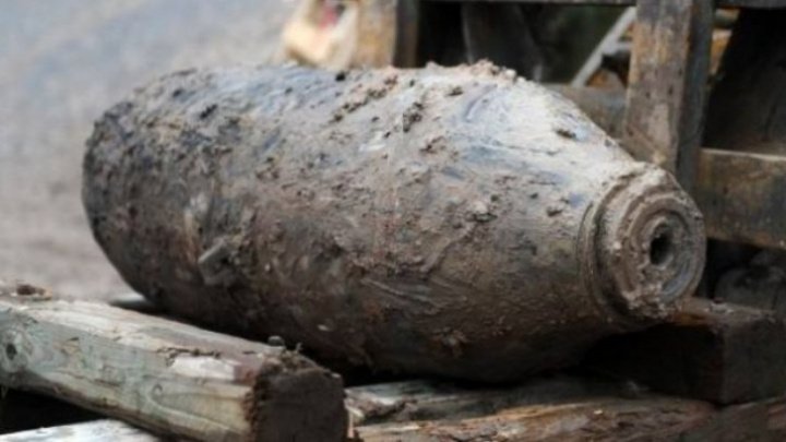 Descoperire periculoasă. Un moldovean a dat peste o bombă de circa 500 kg, în timp ce săpa în curtea casei sale