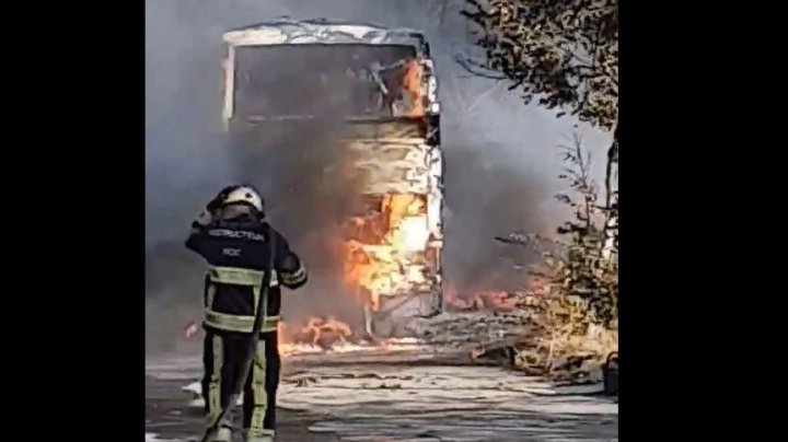 INCENDIU PUTERNIC pe strada Sadoveanu din Capitală. Arde un autobuz (FOTO/VIDEO)