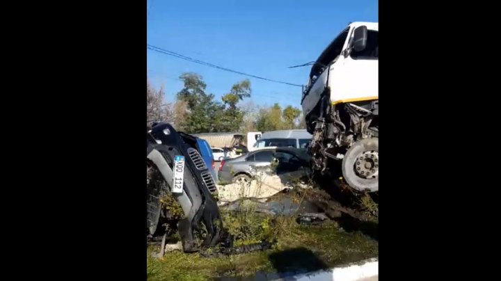 (VIDEO/FOTO) Accident TERIFIANT la Briceni. Mai multe mașini, făcute zob de un camion