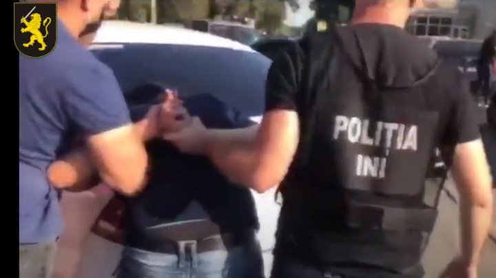 Șapte bărbați au fost reținuți de polițiști, fiind bănuiți de comercializarea drogurilor în proporții deosebit de mari (VIDEO)