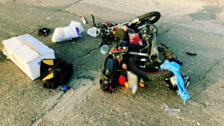 (FOTO) ACCIDENT în raionul Telenești. Un motociclist a ajuns la spital, după ce șoferul unui camion a efectuat o depășire neregulamentară