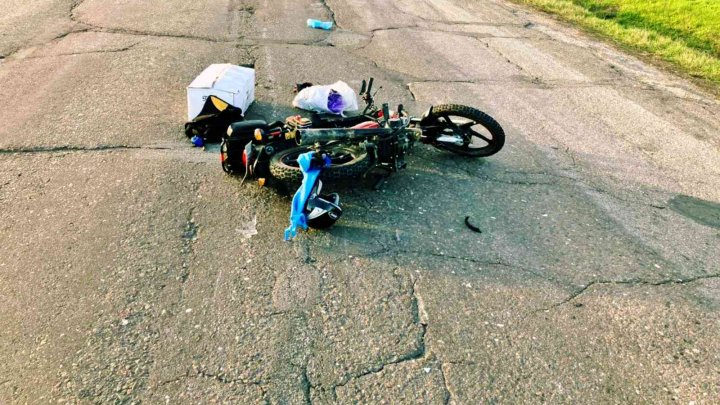 (FOTO) ACCIDENT în raionul Telenești. Un motociclist a ajuns la spital, după ce șoferul unui camion a efectuat o depășire neregulamentară