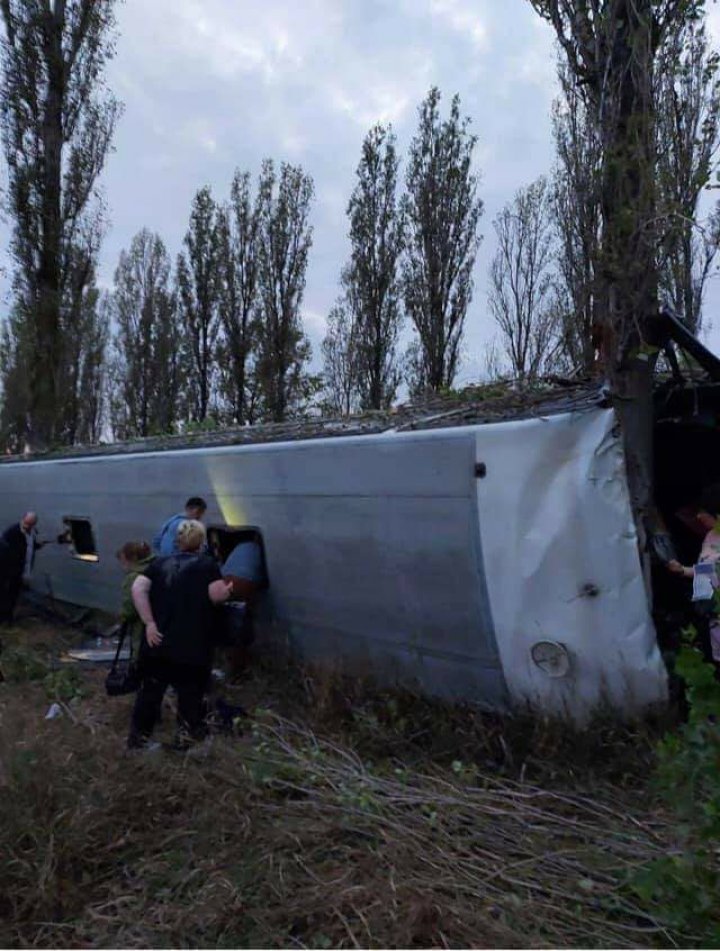 Accident grav cu implicarea unui autobuz de pe ruta Chișinău-Moscova. Sunt răniți (FOTO)