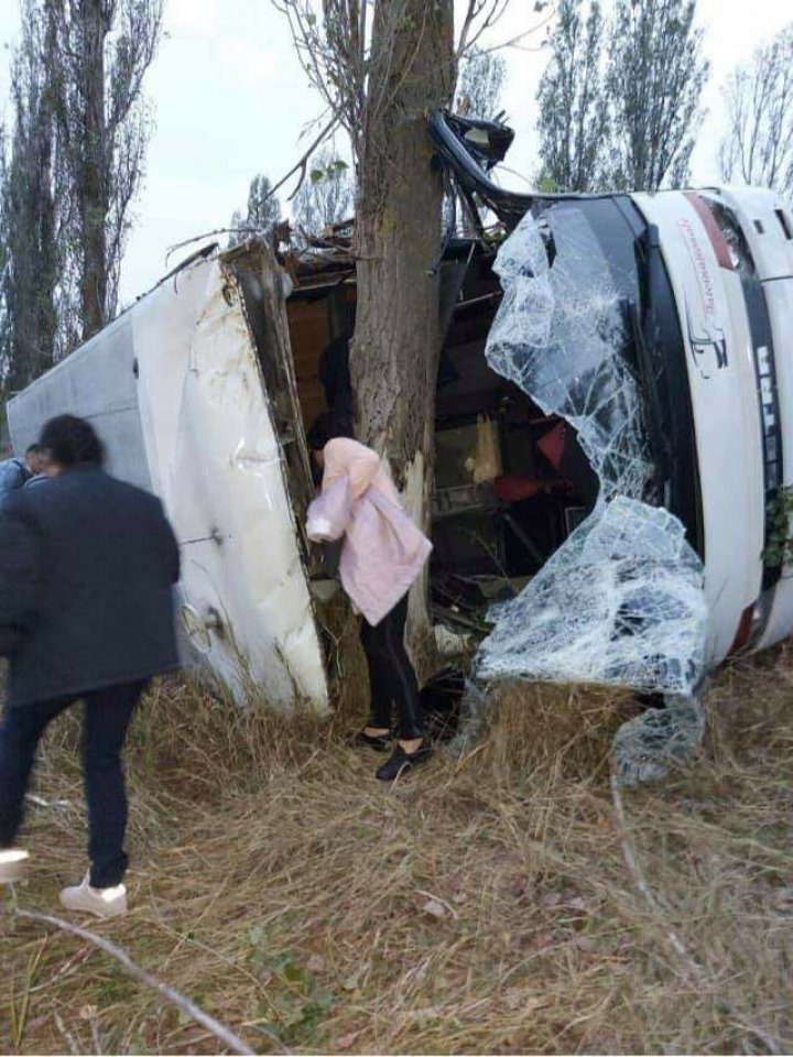 Accident grav cu implicarea unui autobuz de pe ruta Chișinău-Moscova. Sunt răniți (FOTO)