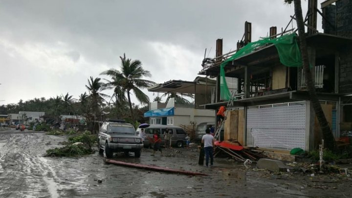 Filipine: Mii de oameni evacuaţi, în aşteptarea celui mai puternic taifun din 2020