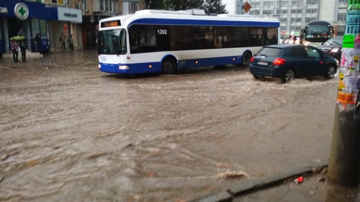 Strada Ion Creangă din Capitală, transformată în râu (IMAGINI CARE NU MAI AU NEVOIE DE COMENTARII)