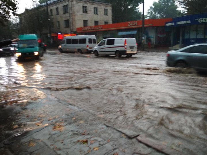 Strada Ion Creangă din Capitală, transformată în râu (IMAGINI CARE NU MAI AU NEVOIE DE COMENTARII)