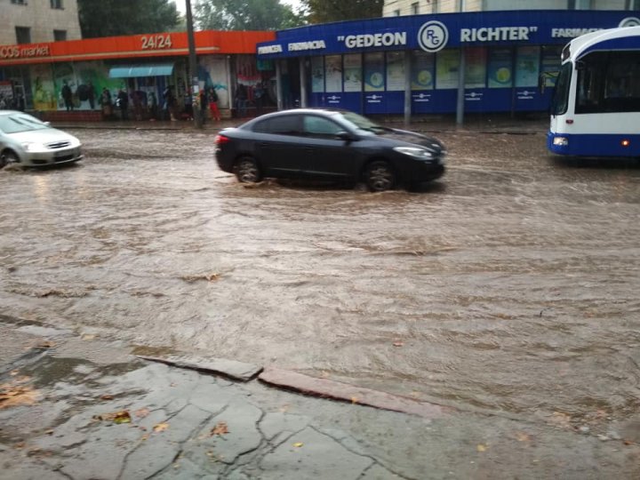 Strada Ion Creangă din Capitală, transformată în râu (IMAGINI CARE NU MAI AU NEVOIE DE COMENTARII)