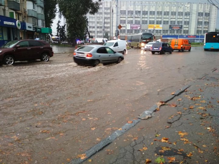 Strada Ion Creangă din Capitală, transformată în râu (IMAGINI CARE NU MAI AU NEVOIE DE COMENTARII)