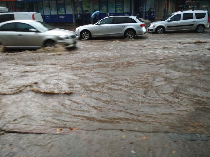 Strada Ion Creangă din Capitală, transformată în râu (IMAGINI CARE NU MAI AU NEVOIE DE COMENTARII)