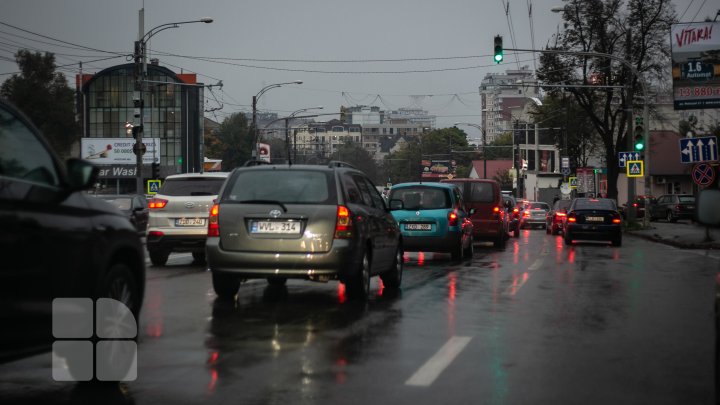 Ambuteiaje infernale în Capitală. Mașinile circulă bară la bară (VIDEO/FOTO)