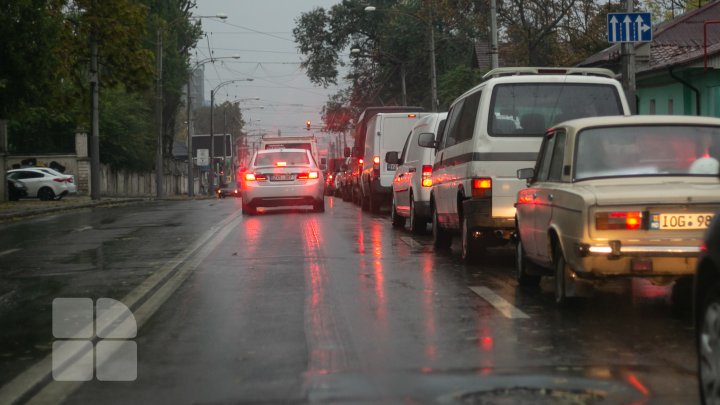 Ambuteiaje infernale în Capitală. Mașinile circulă bară la bară (VIDEO/FOTO)