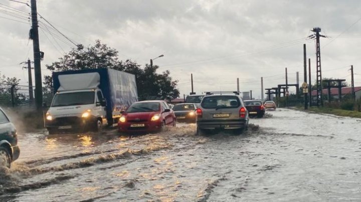 VREME instabilă în România. În Satu Mare s-a așternut un covor de gheață, iar Timișoara a fost inundată