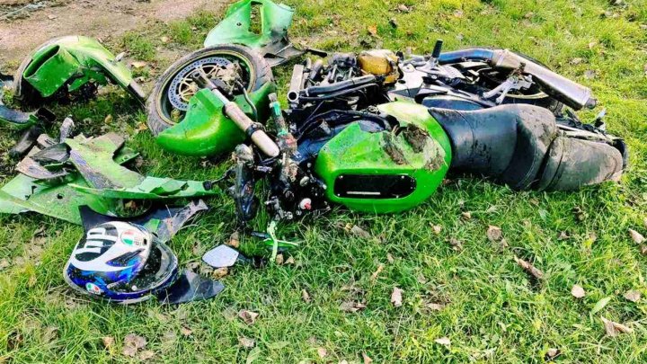 GROAZĂ pe șoseaua Ratuș-Telenești. Un motociclist, pe patul de spital în urma unui ACCIDENT GRAV (FOTO)