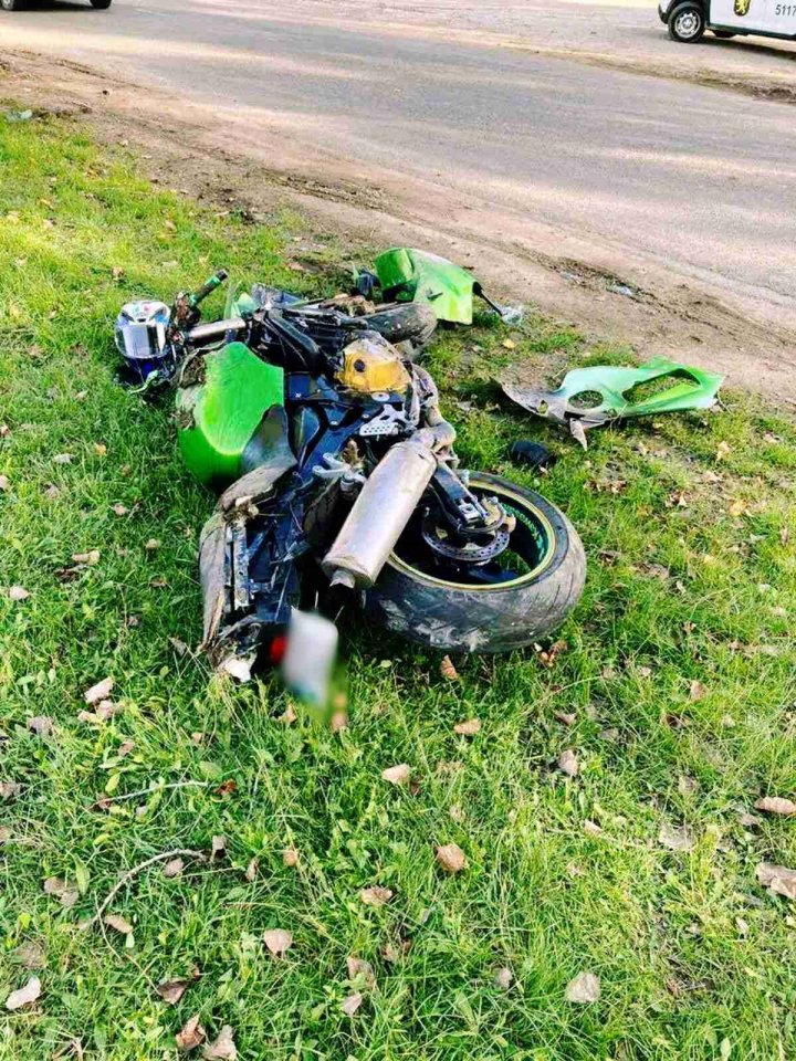 GROAZĂ pe șoseaua Ratuș-Telenești. Un motociclist, pe patul de spital în urma unui ACCIDENT GRAV (FOTO)