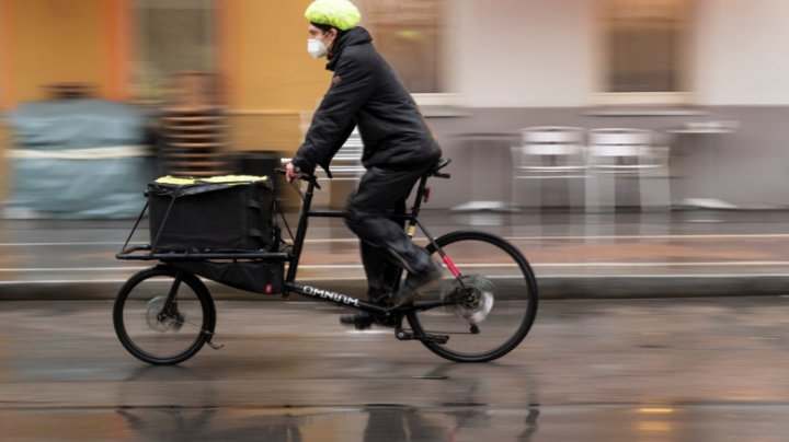 Viena distribuie teste pentru depistarea COVID-19 cu ajutorul curierilor pe bicicletă