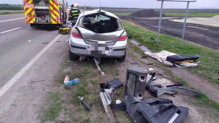 Accident grav la ieșirea din localitatea Sărătenii Vechi. Un automobil s-a izbit violent în parapetul de pe marginea șoselei (FOTO)