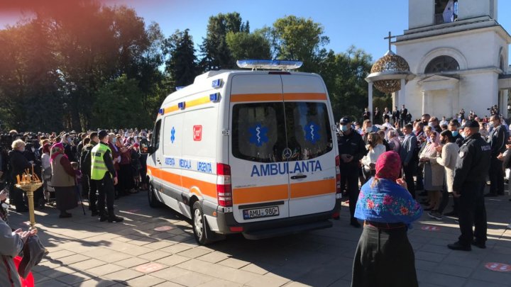 În plină pandemie, sute de enoriași s-au adunat în scuarul Catedralei la inaugurarea festivităților dedicate Hramului Orașului (FOTO/VIDEO)