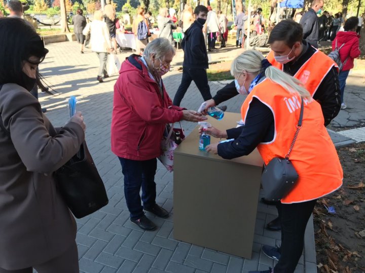 În plină pandemie, sute de enoriași s-au adunat în scuarul Catedralei la inaugurarea festivităților dedicate Hramului Orașului (FOTO/VIDEO)