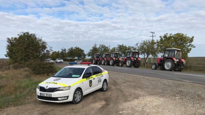 Agricultorii, din nou la protest. Fermierii din 14 raioane ale țării au scos în stradă tehnica agricolă (FOTOREPORT)