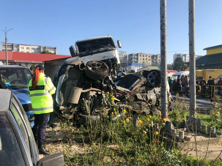 O maşină implicată în accidentul din Briceni, ÎNGROPATĂ în pietriş. Cum s-ar fi produs impactul (FOTO)