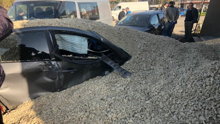 O maşină implicată în accidentul din Briceni, ÎNGROPATĂ în pietriş. Cum s-ar fi produs impactul (FOTO)