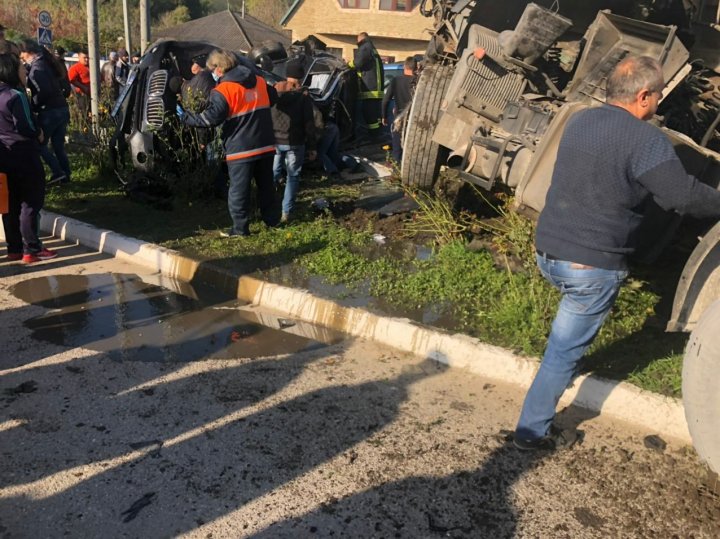 O maşină implicată în accidentul din Briceni, ÎNGROPATĂ în pietriş. Cum s-ar fi produs impactul (FOTO)