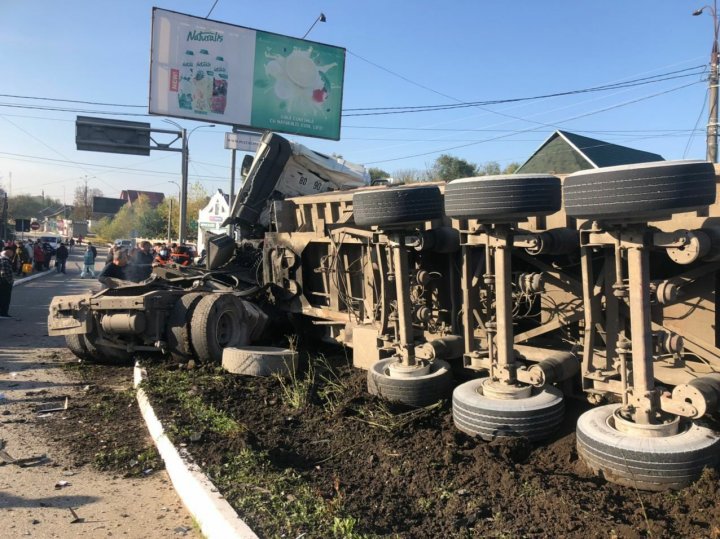 O maşină implicată în accidentul din Briceni, ÎNGROPATĂ în pietriş. Cum s-ar fi produs impactul (FOTO)