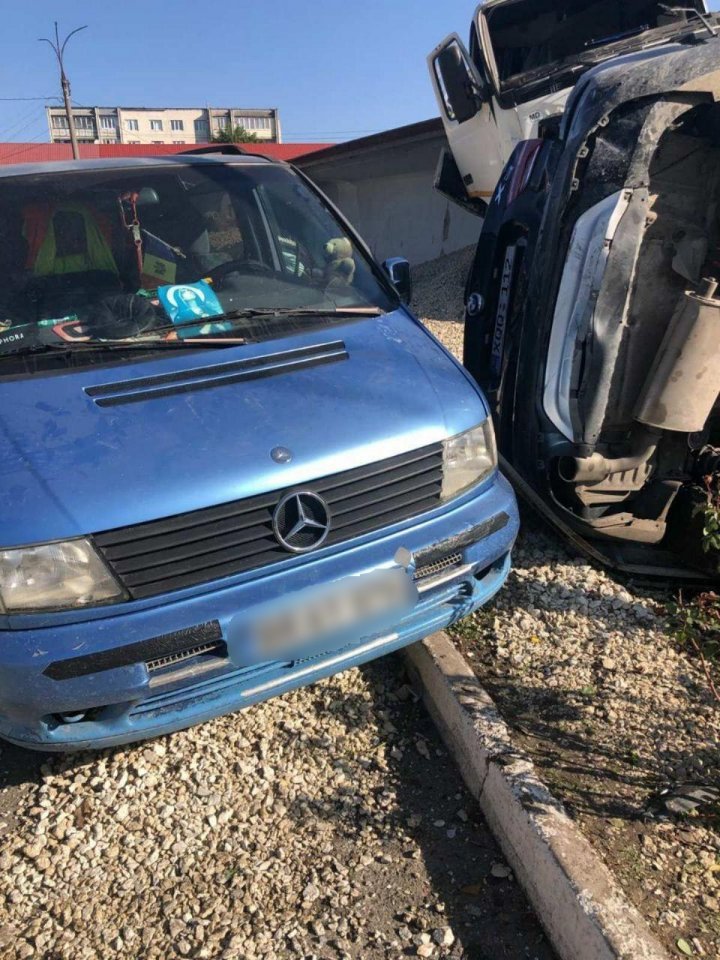 O maşină implicată în accidentul din Briceni, ÎNGROPATĂ în pietriş. Cum s-ar fi produs impactul (FOTO)